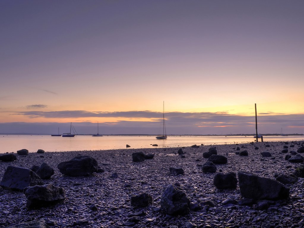 Обои небо, вода, камни, берег, закат, лодки, океан, the sky, water, stones, shore, sunset, boats, the ocean разрешение 2560x1600 Загрузить