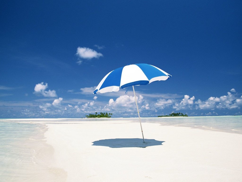 Пляж с зонтом