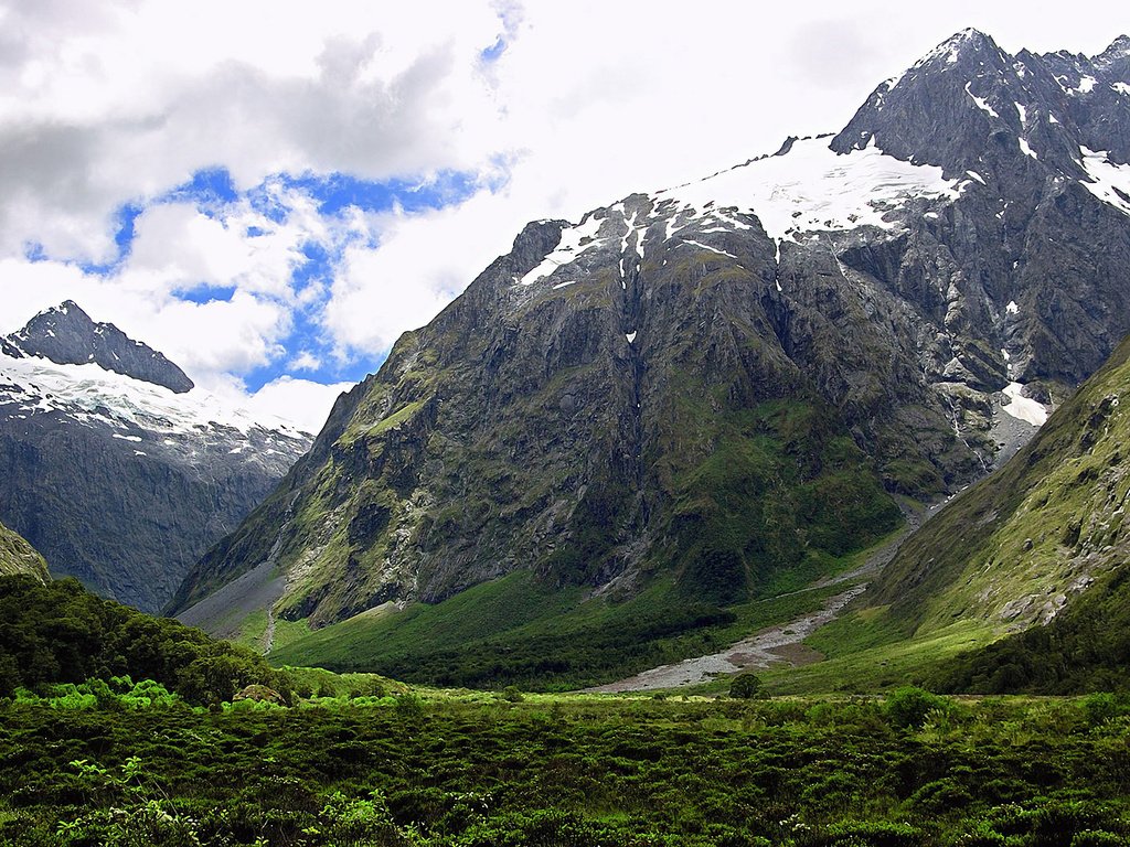 Обои горы, снег, зелень, mountains, snow, greens разрешение 2560x1600 Загрузить