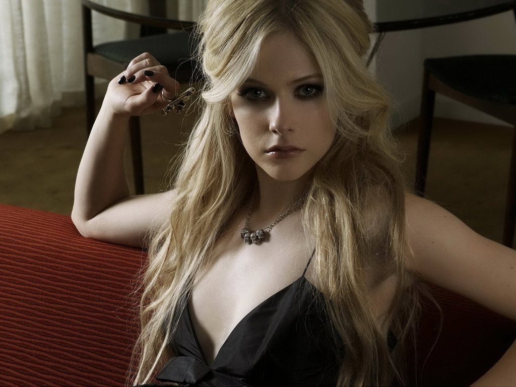 Обои аврил лавин, на диване, lavigne, аврил, чёрный лак, avril lavigne, on the couch, avril, black lacquer разрешение 1920x1200 Загрузить