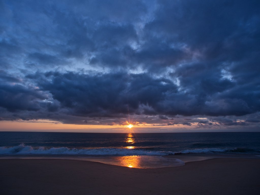 Обои небо, облака, берег, закат, море, пляж, романтика, the sky, clouds, shore, sunset, sea, beach, romance разрешение 2560x1600 Загрузить