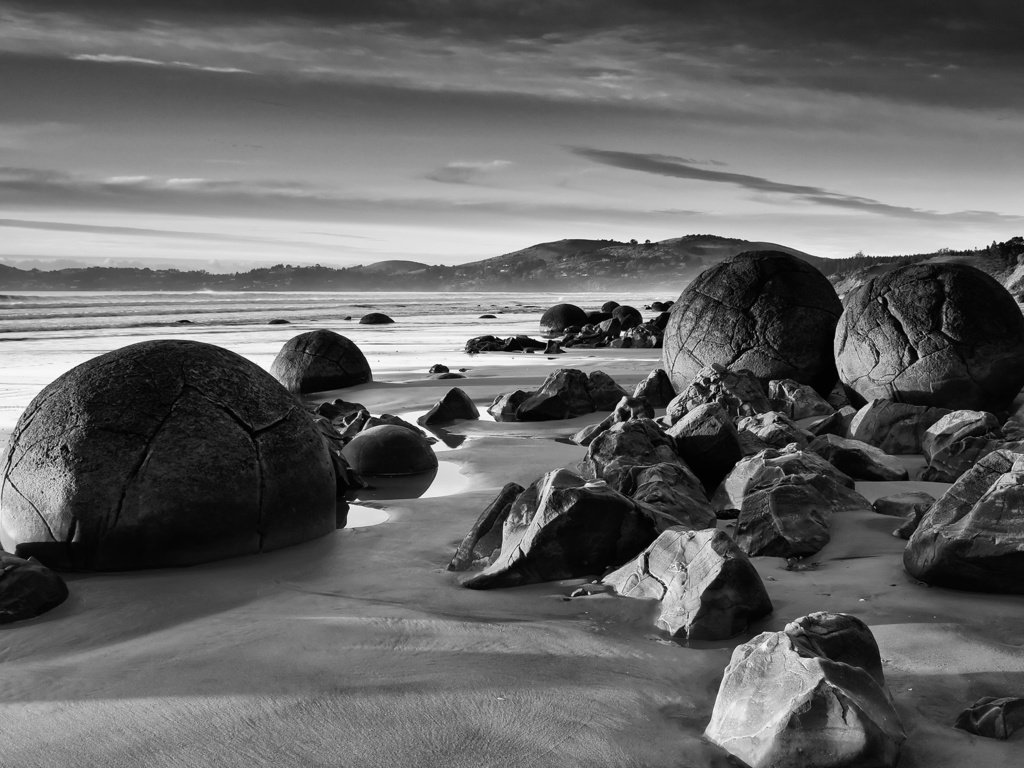 Обои камни, берег, черно-белая, круглые, stones, shore, black and white, round разрешение 2560x1600 Загрузить