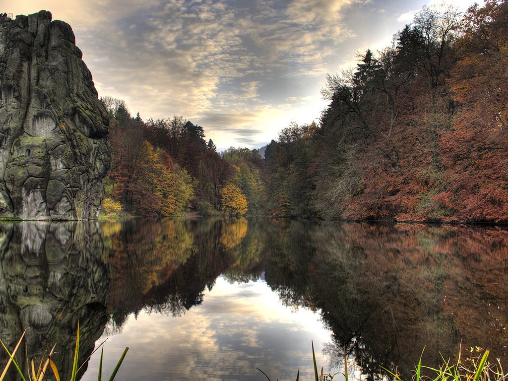 Обои деревья, вода, озеро, скала, осень, trees, water, lake, rock, autumn разрешение 1920x1200 Загрузить