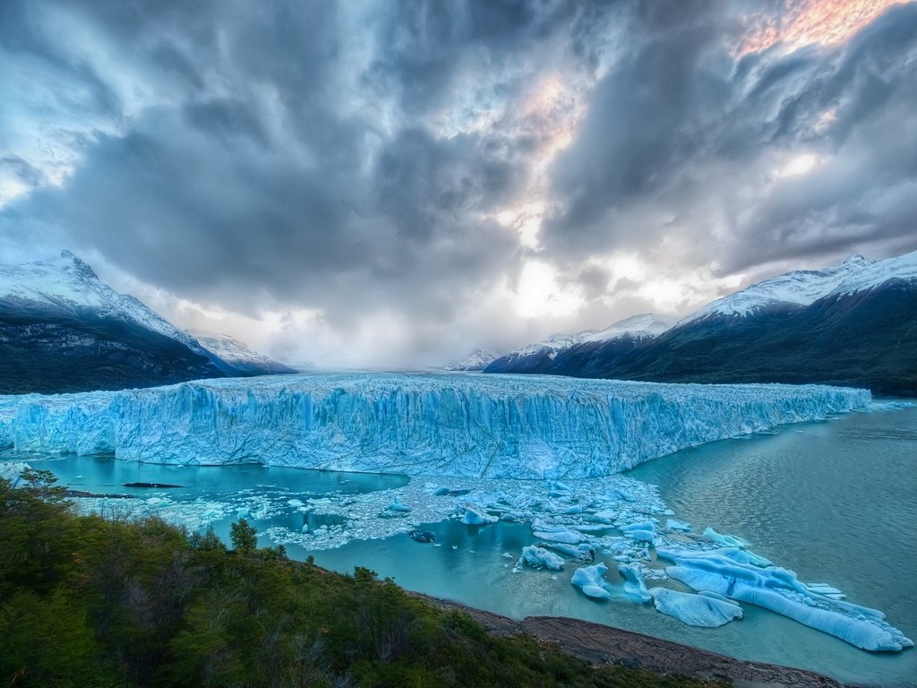 Обои вода, горы, лес, пейзаж, айсберг, water, mountains, forest, landscape, iceberg разрешение 2048x1536 Загрузить