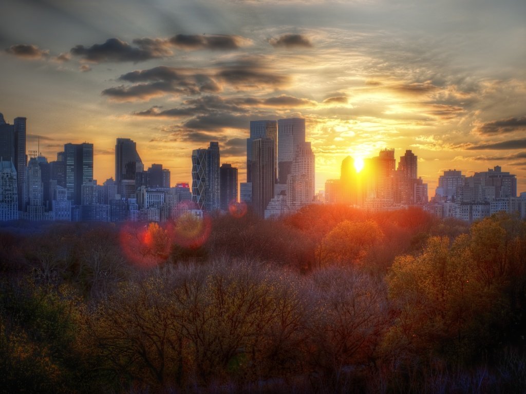 Обои облака, деревья, закат, осень, здания, осен, нью - йорк, clouds, trees, sunset, autumn, building, new york разрешение 5621x3951 Загрузить