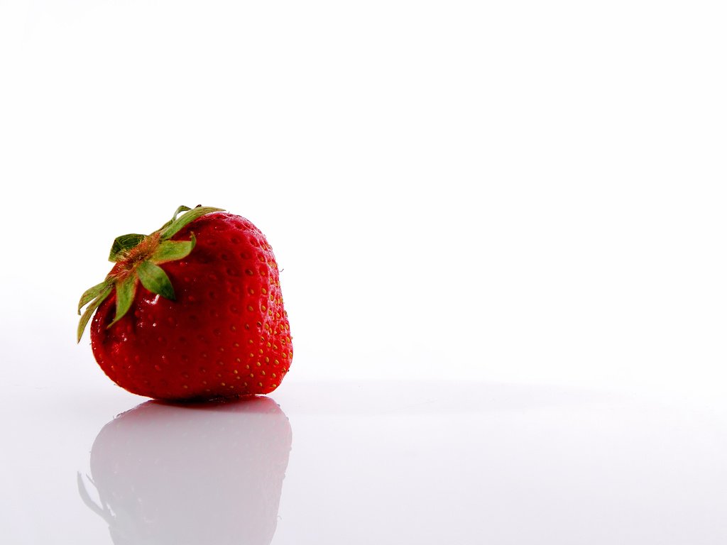 Обои клубника, белое, красное, strawberry, white, red разрешение 2560x1600 Загрузить