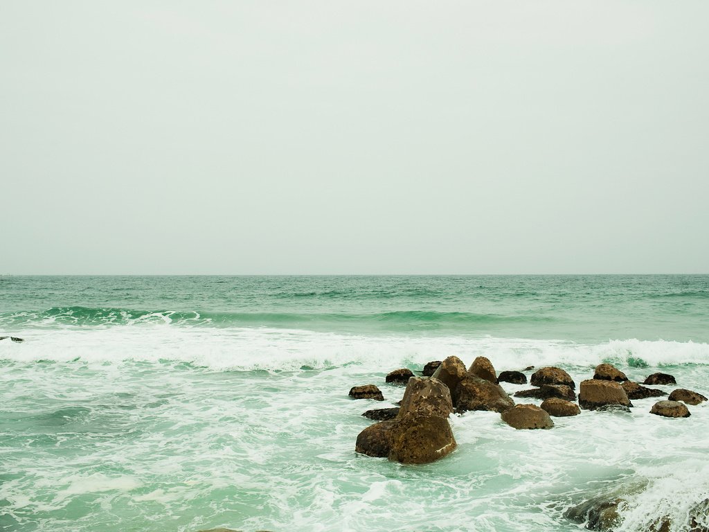 Обои небо, вода, камни, волны, море, брызги, океан, пена, the sky, water, stones, wave, sea, squirt, the ocean, foam разрешение 2560x1600 Загрузить