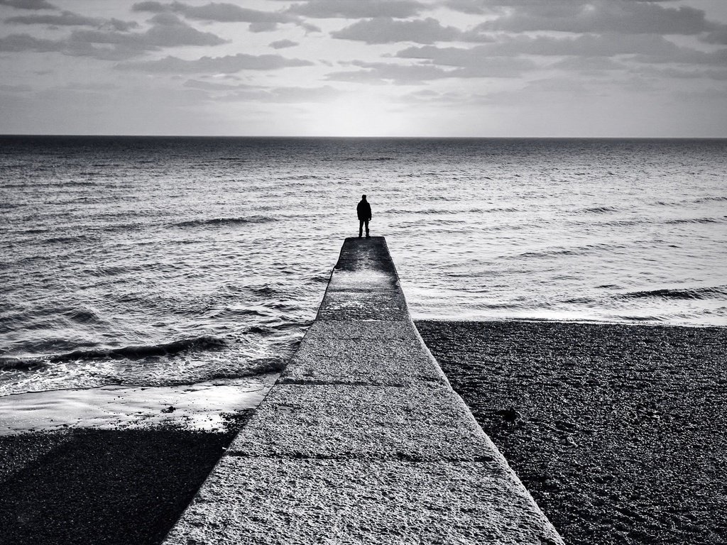 Обои берег, море, горизонт, причал, человек, черно-белая, shore, sea, horizon, pier, people, black and white разрешение 1920x1200 Загрузить