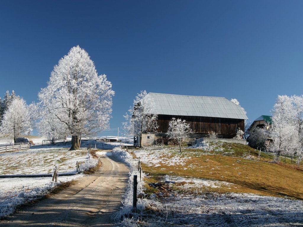 Обои небо, дорога, снег, зима, домики, красивые, голубое, snow lodge, the sky, road, snow, winter, houses, beautiful, blue разрешение 3504x2336 Загрузить