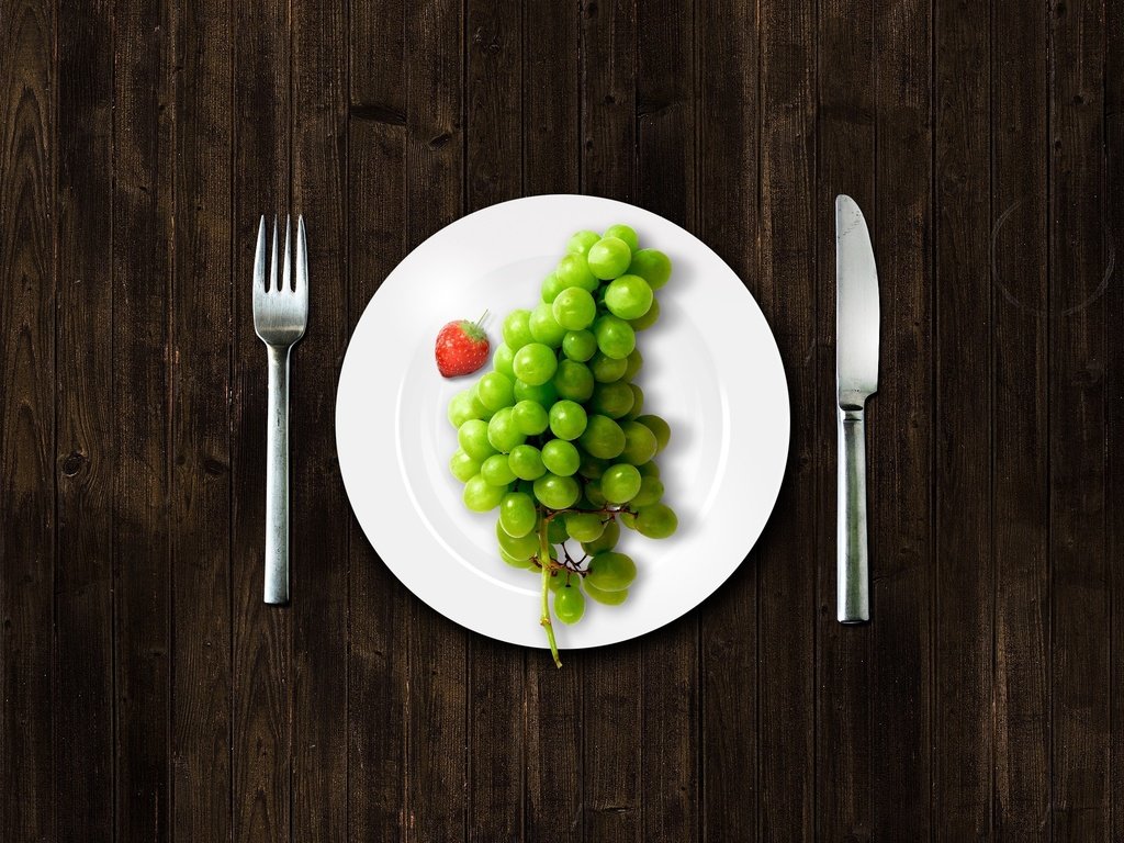 Обои виноград, вилка, тарелка, ножик, grapes, plug, plate, knife разрешение 2560x1600 Загрузить