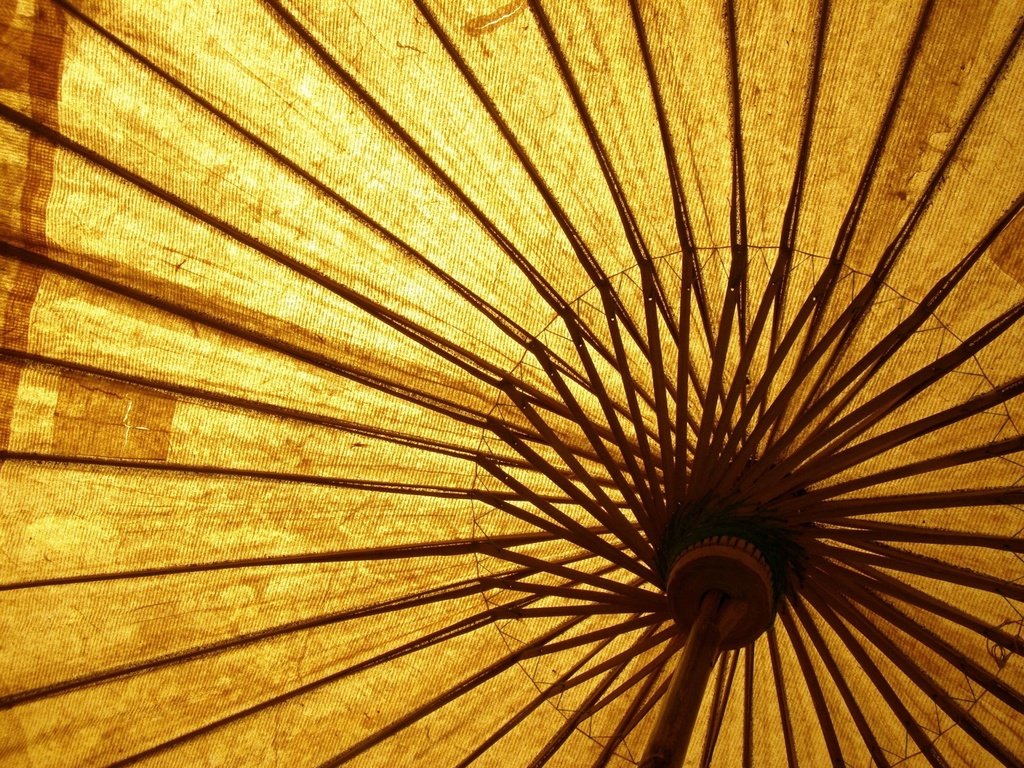 Обои желтый, зонт, деревянный, yellow, umbrella, wooden разрешение 1920x1440 Загрузить