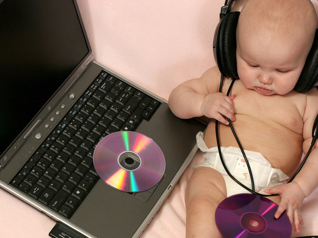 Обои музыка, наушники, ребенок, ноутбук, music, headphones, child, laptop разрешение 2560x1600 Загрузить