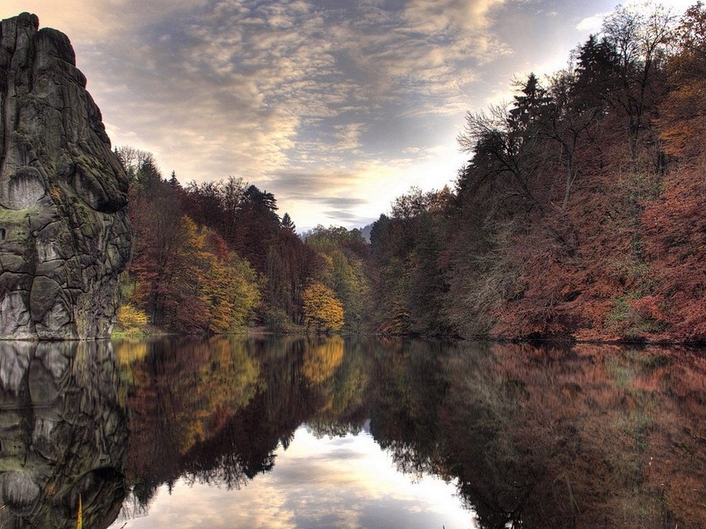 Обои небо, облака, деревья, вода, озеро, отражение, скала, осень, the sky, clouds, trees, water, lake, reflection, rock, autumn разрешение 1920x1080 Загрузить