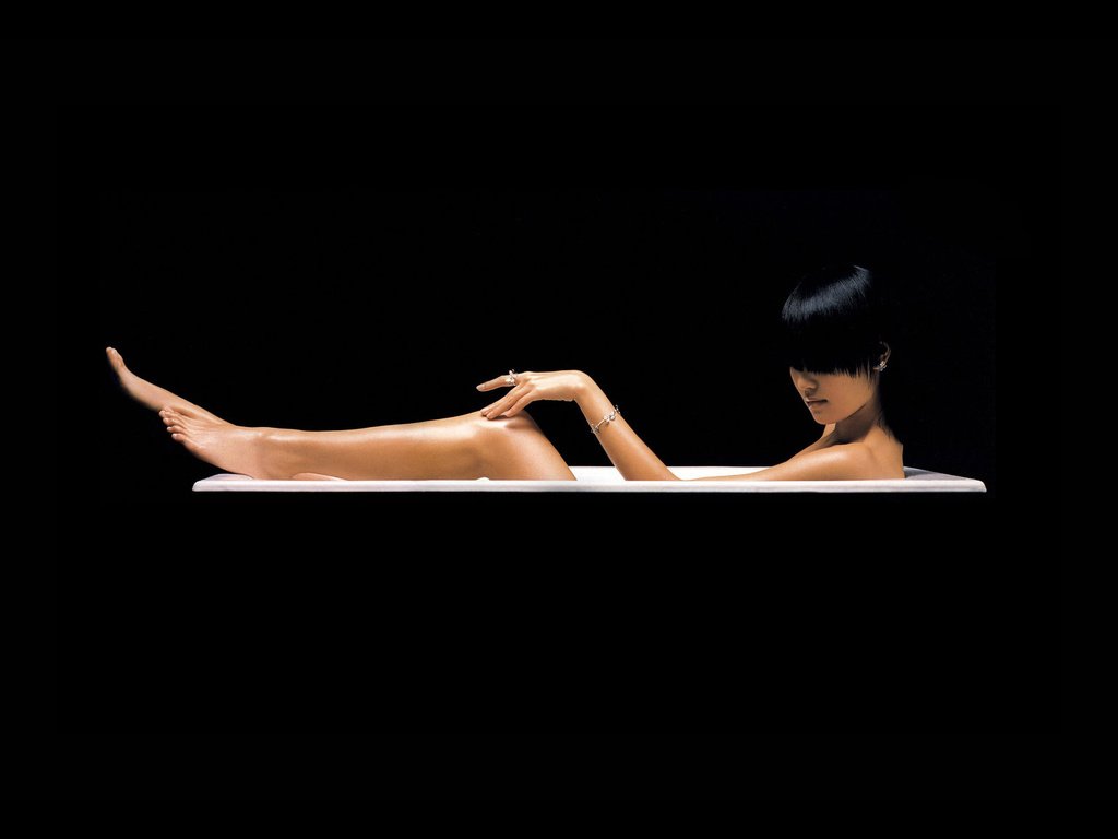 Обои ноги, темный фон, волосы, ванна, feet, the dark background, hair, bath разрешение 1920x1200 Загрузить