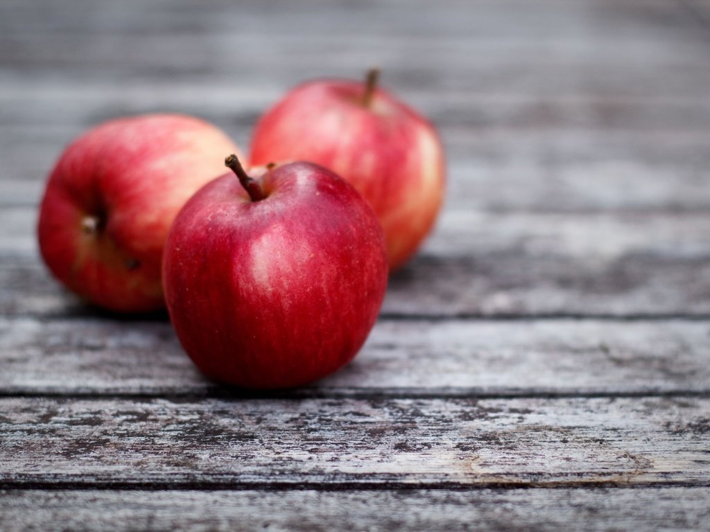 Обои яблоки, красные, доски, серые, apples, red, board, grey разрешение 2560x1706 Загрузить