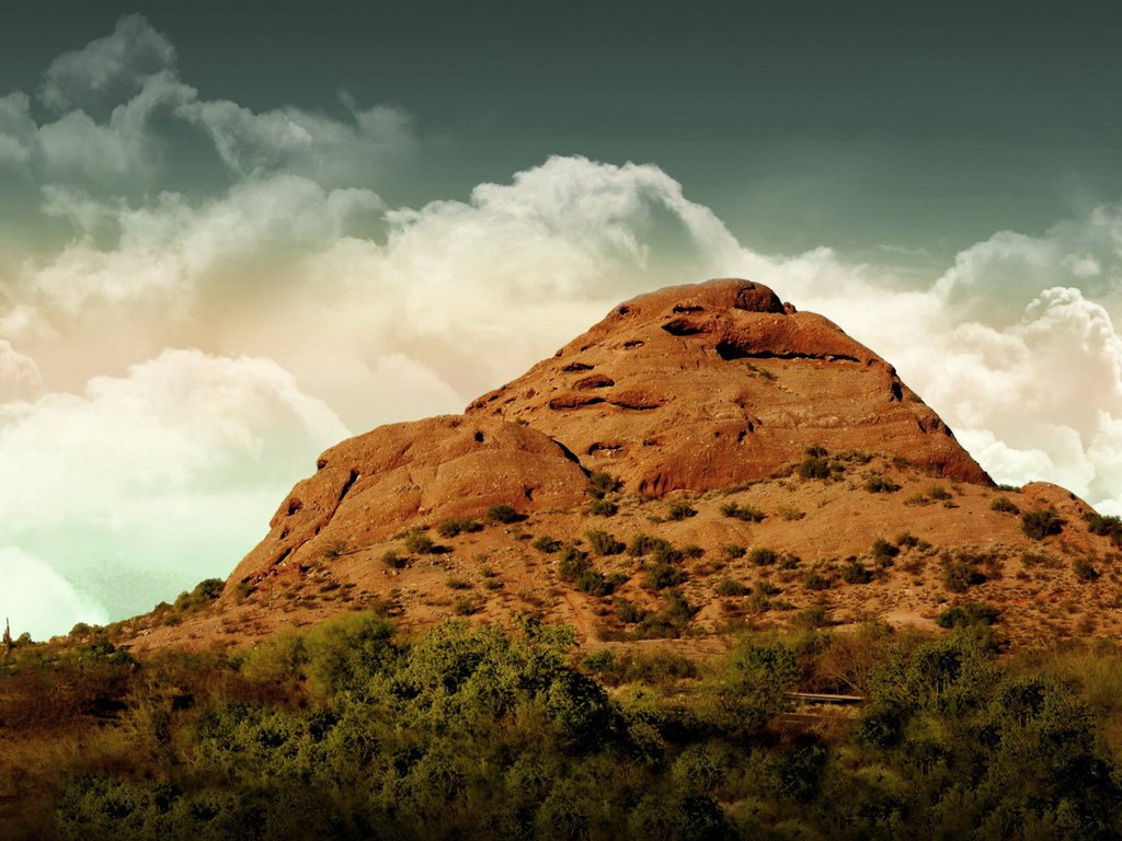 Обои небо, облака, пустыня, гора, вершина, растительность, the sky, clouds, desert, mountain, top, vegetation разрешение 1920x1080 Загрузить