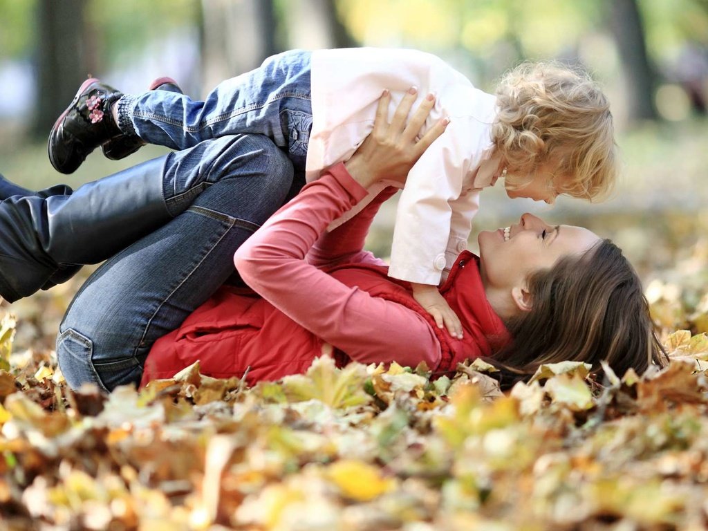 Обои осень, счастье, мама и сын, autumn, happiness, mother and son разрешение 1920x1200 Загрузить