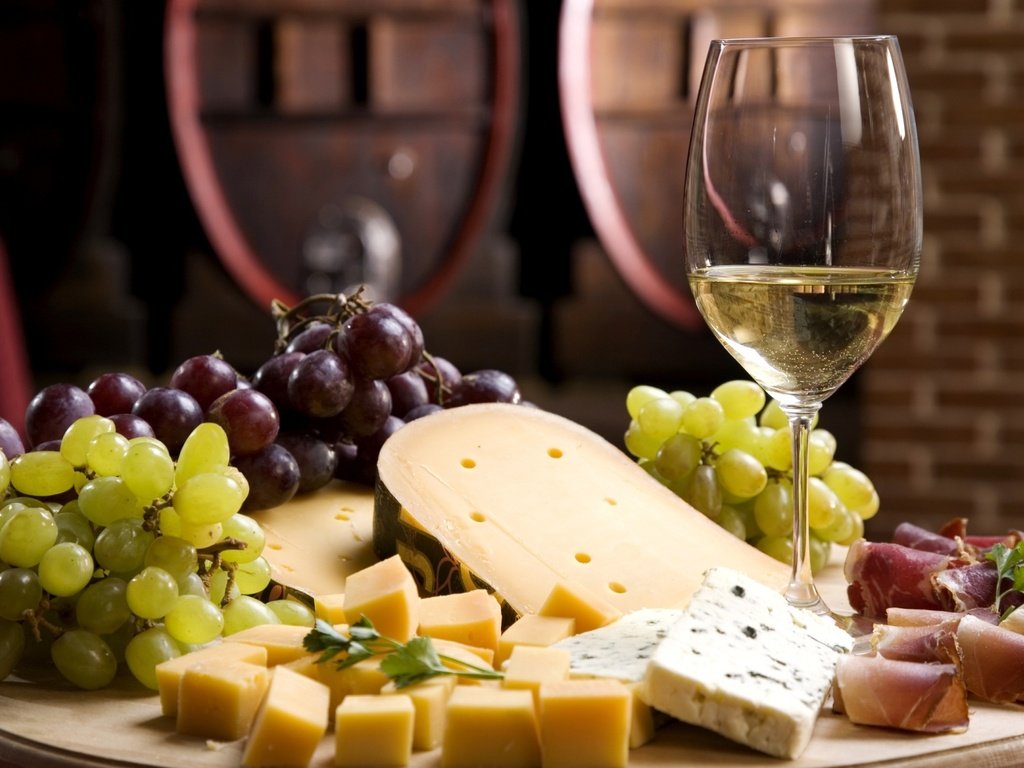 Обои виноград, бокал, сыр, вино, белое, grapes, glass, cheese, wine, white разрешение 1920x1200 Загрузить