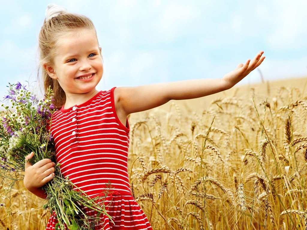 Обои поле,  цветы, дети, улыбается, девочка, милая маленькая девочка, пшеница, дитя, пшеничное поле, букет, ребенок, счастье, детство, field, flowers, children, smiling, girl, cute little girl, wheat, wheat field, bouquet, child, happiness, childhood разрешение 1920x1200 Загрузить