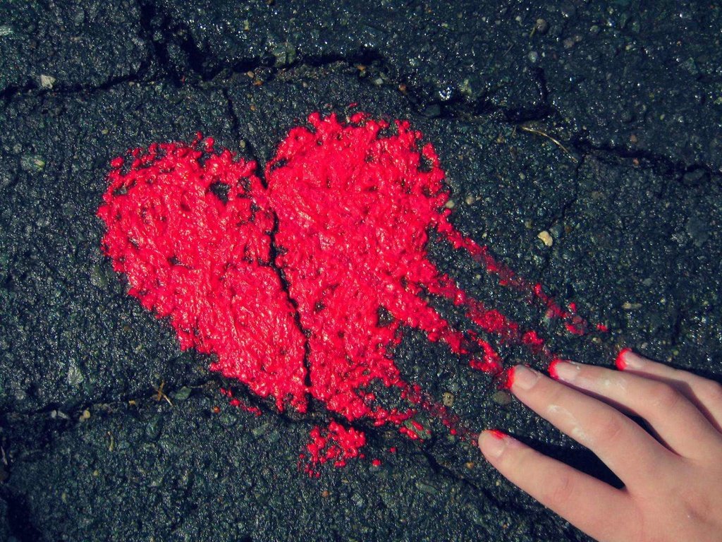 Обои рука, сердечко, краска, сердце, асфальт, hand, heart, paint, asphalt разрешение 1920x1200 Загрузить