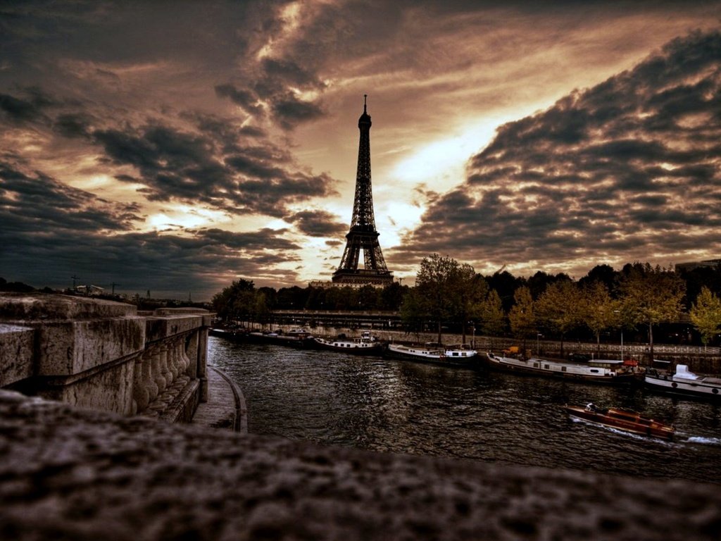 Обои облака, париж, эйфелева башня, clouds, paris, eiffel tower разрешение 2000x1250 Загрузить