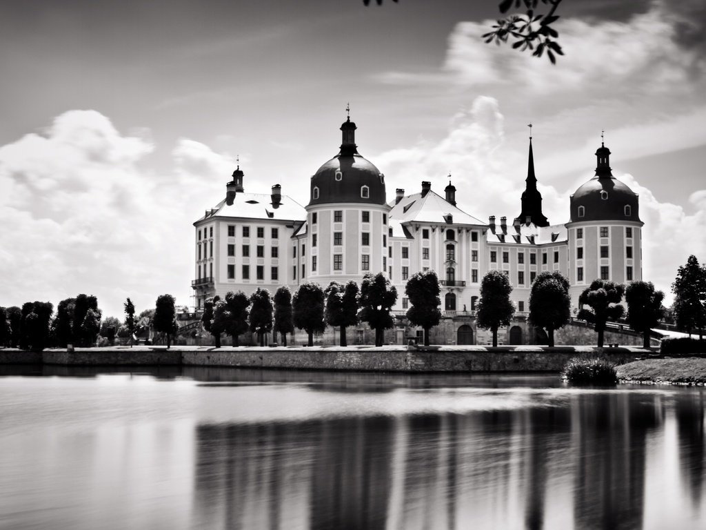 Обои город, чёрно-белое, архитектура, здание, the city, black and white, architecture, the building разрешение 2560x1600 Загрузить