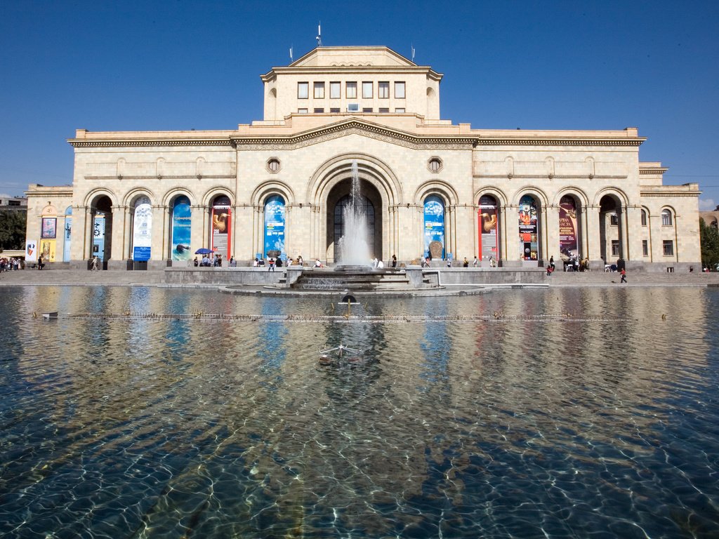 Обои вода, здание, армения, ереван, water, the building, armenia, yerevan разрешение 2560x1600 Загрузить