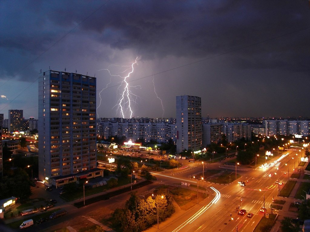 Обои дорога, огни, вечер, тучи, молния, москва, дома, россия, road, lights, the evening, clouds, lightning, moscow, home, russia разрешение 1920x1440 Загрузить