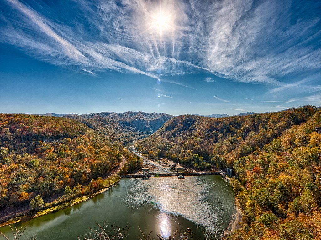 Обои небо, облака, река, горы, лес, плотина, the sky, clouds, river, mountains, forest, dam разрешение 1920x1280 Загрузить