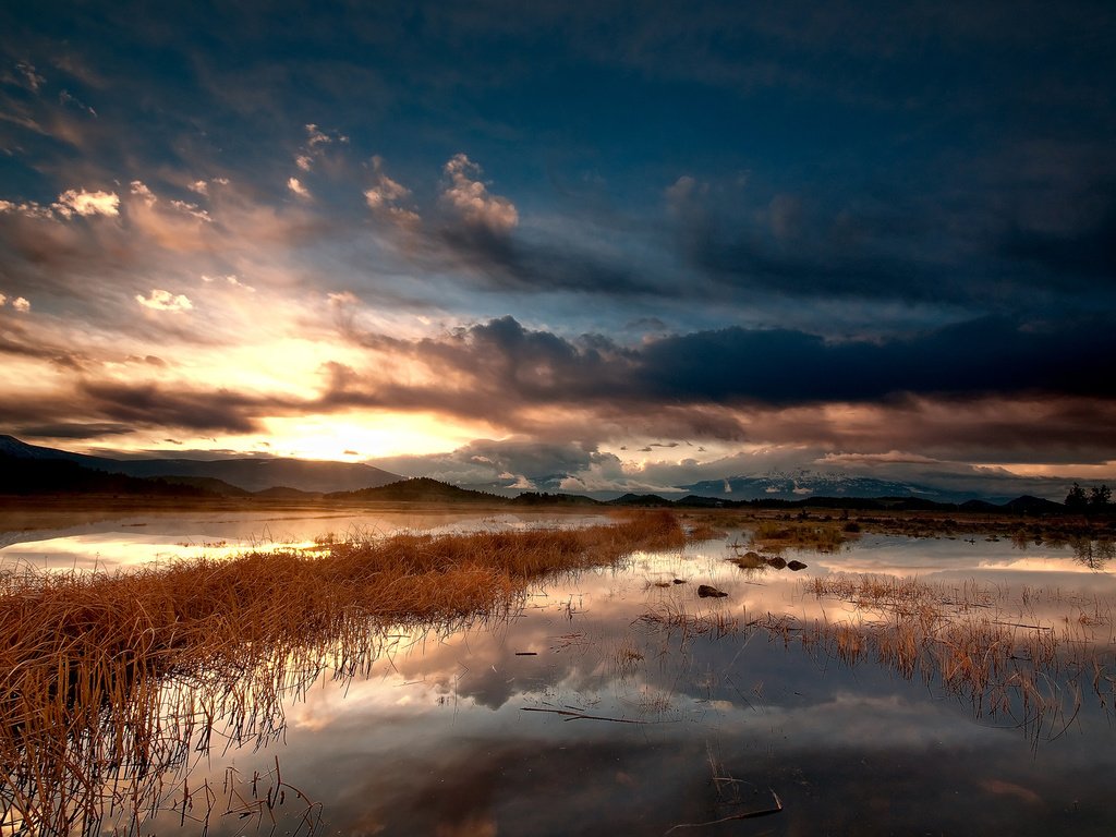 Обои небо, облака, озеро, горы, восход, природа, камыш, the sky, clouds, lake, mountains, sunrise, nature, reed разрешение 1920x1200 Загрузить