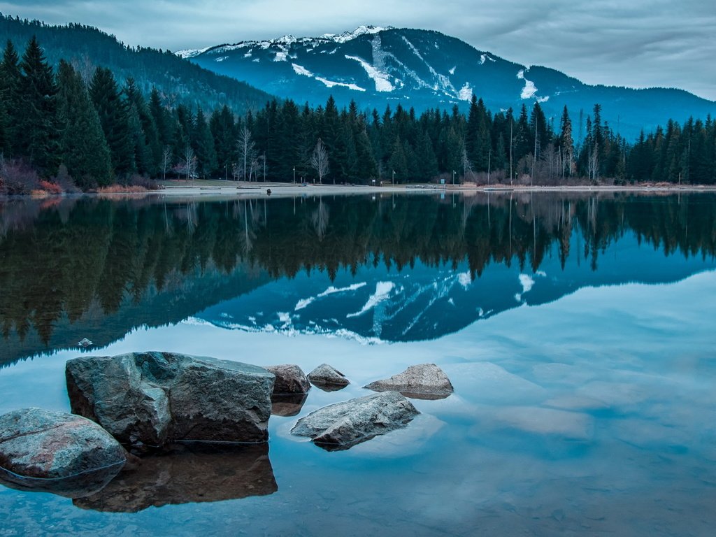 Обои озеро, горы, природа, камни, канада, lost british columbia, lake, mountains, nature, stones, canada разрешение 2560x1600 Загрузить