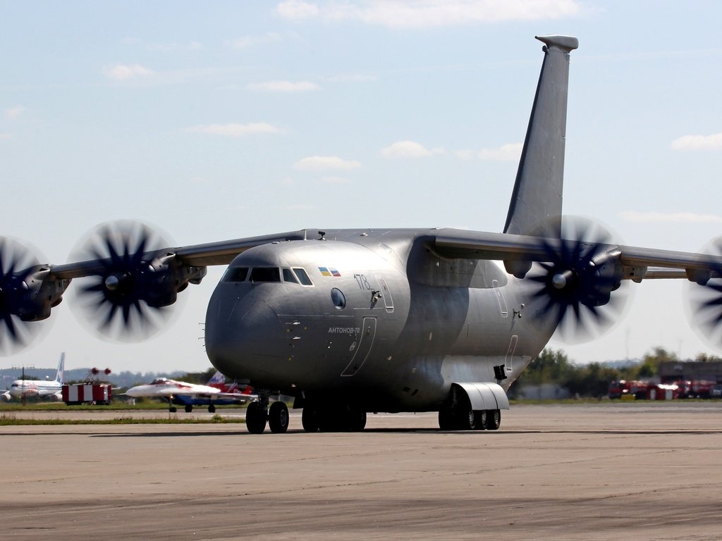 Обои российский, аэродром, ан-70, russian, the airfield, the an-70 разрешение 2560x1600 Загрузить