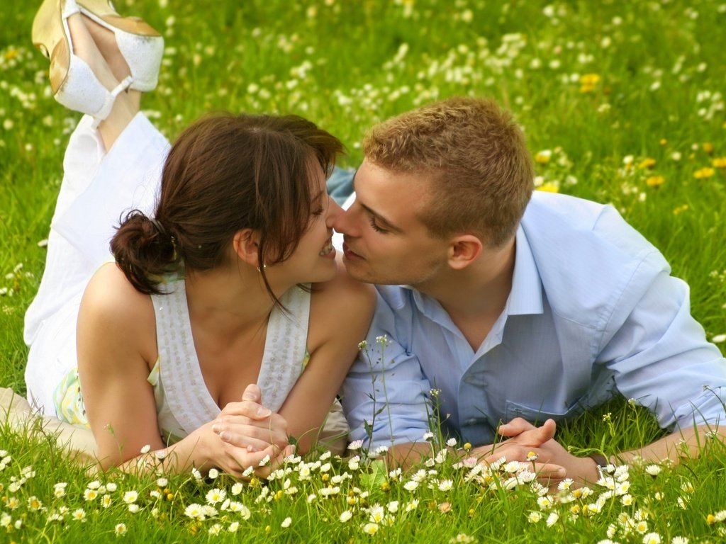 Обои трава, девушка, поле, парень, ромашки, поцелуй, grass, girl, field, guy, chamomile, kiss разрешение 1920x1080 Загрузить