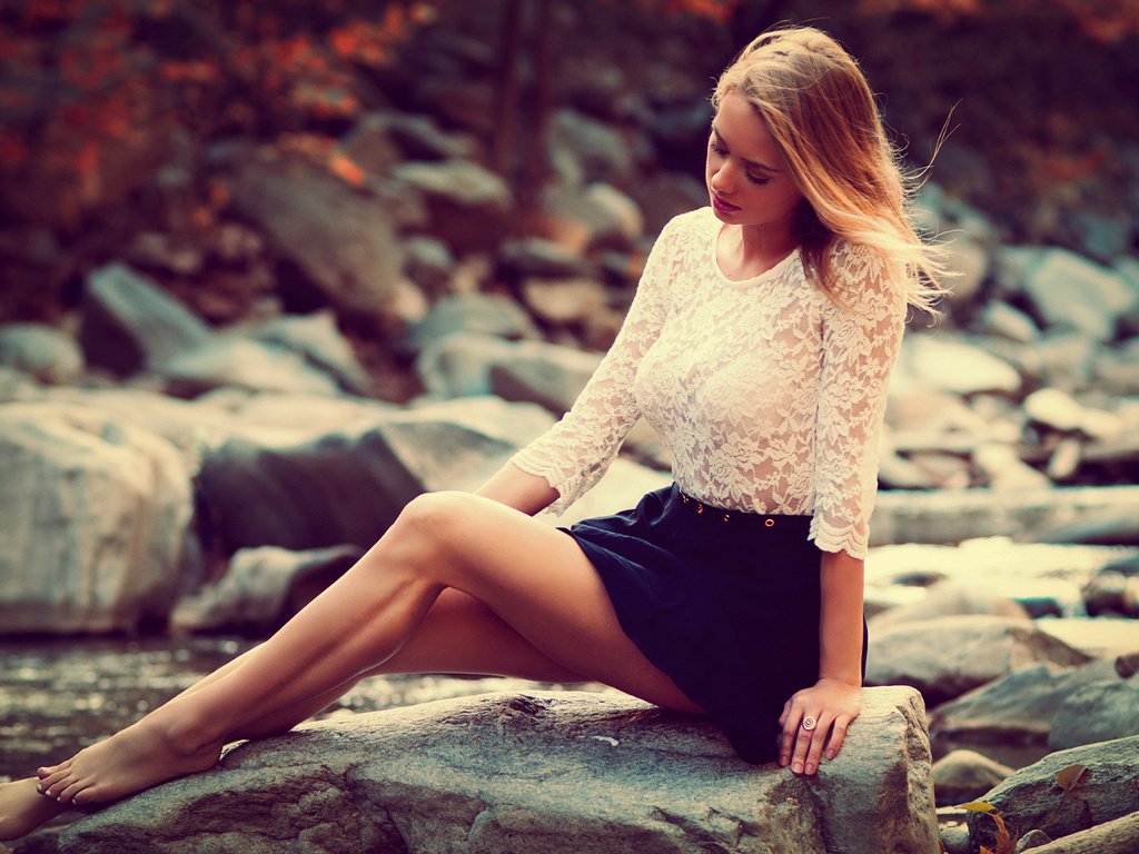 Обои камни, девушка, блондинка, юбка, сидит, блузка, stones, girl, blonde, skirt, sitting, blouse разрешение 1928x1280 Загрузить