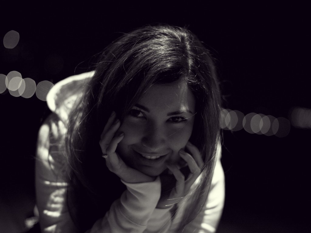 Обои ночь, улыбка, чёрно-белое, jackie martinez, night, smile, black and white разрешение 2560x1600 Загрузить