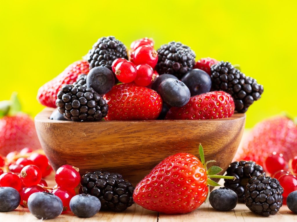 Обои клубника, ягоды, лесные ягоды, чашка, ежевика, смородина, голубика, парное, strawberry, berries, cup, blackberry, currants, blueberries, fresh разрешение 2560x1600 Загрузить