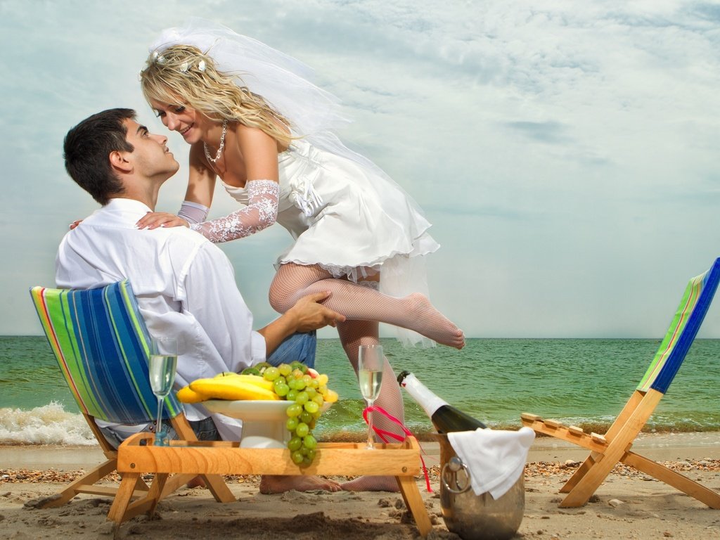 Обои девушка, море, пляж, парень, жених, невеста, фата, girl, sea, beach, guy, the groom, the bride, veil разрешение 2560x1600 Загрузить