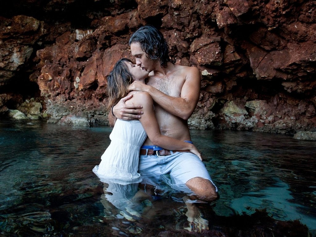 Обои вода, камни, девушка, парень, любовь, пара, поцелуй, water, stones, girl, guy, love, pair, kiss разрешение 1920x1080 Загрузить