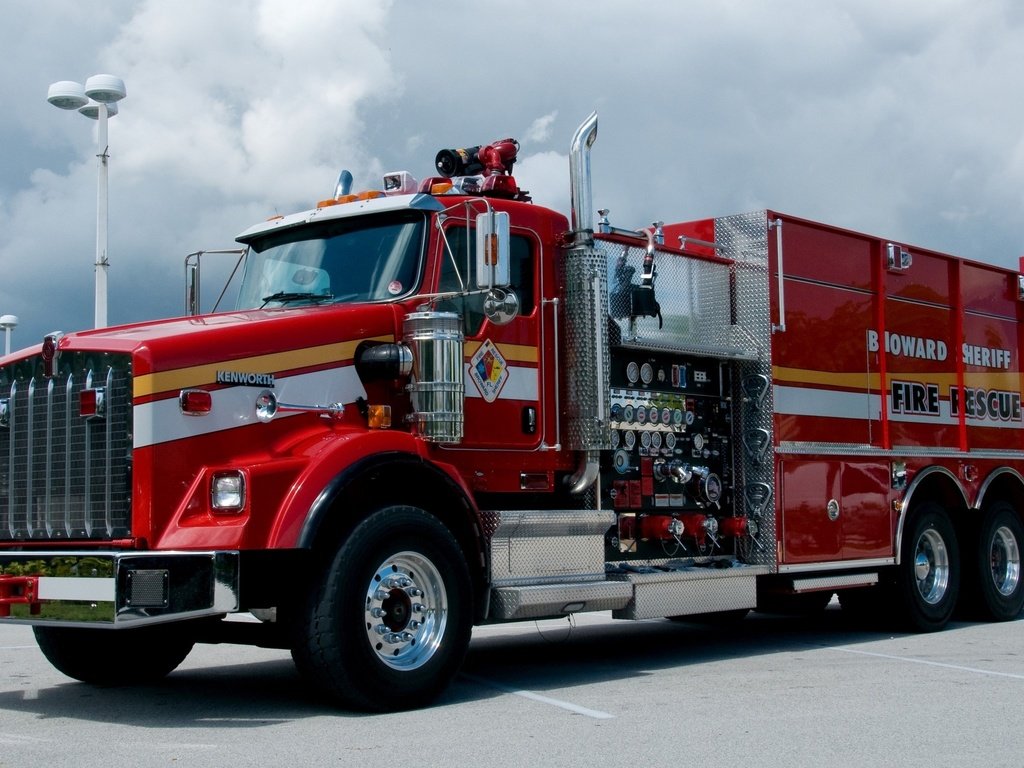 Обои красная, автомобиль, хром, kenworth, (кенуорт), пожарная машина, техническое оборудование, red, car, chrome, (kenworth), fire truck, technical equipment разрешение 2560x1600 Загрузить