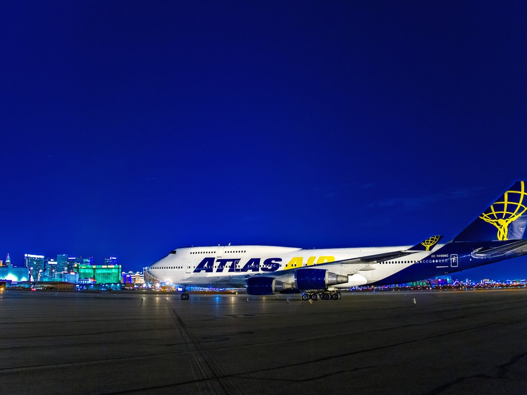 Обои ночь, огни, самолет, boeing 747, воинг 747, night, lights, the plane, boing 747 разрешение 2560x1600 Загрузить