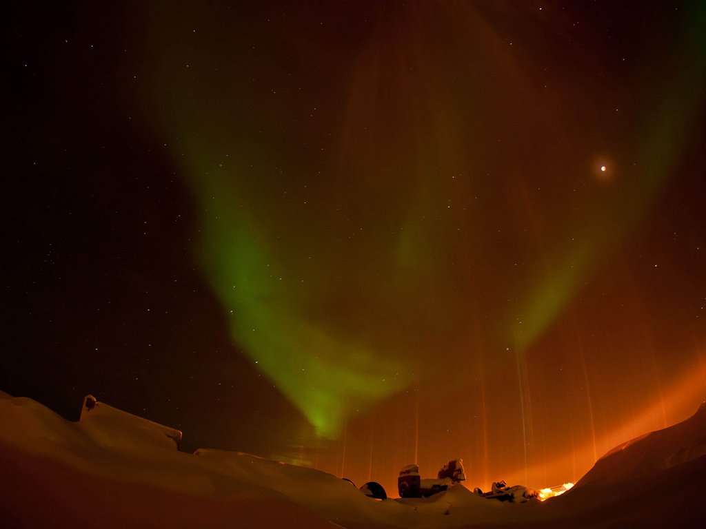 Обои небо, свет, ночь, звезды, луна, северное сияние, the sky, light, night, stars, the moon, northern lights разрешение 1920x1200 Загрузить