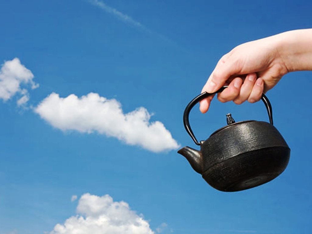 Обои небо, облака, рука, чайник, the sky, clouds, hand, kettle разрешение 2560x1600 Загрузить