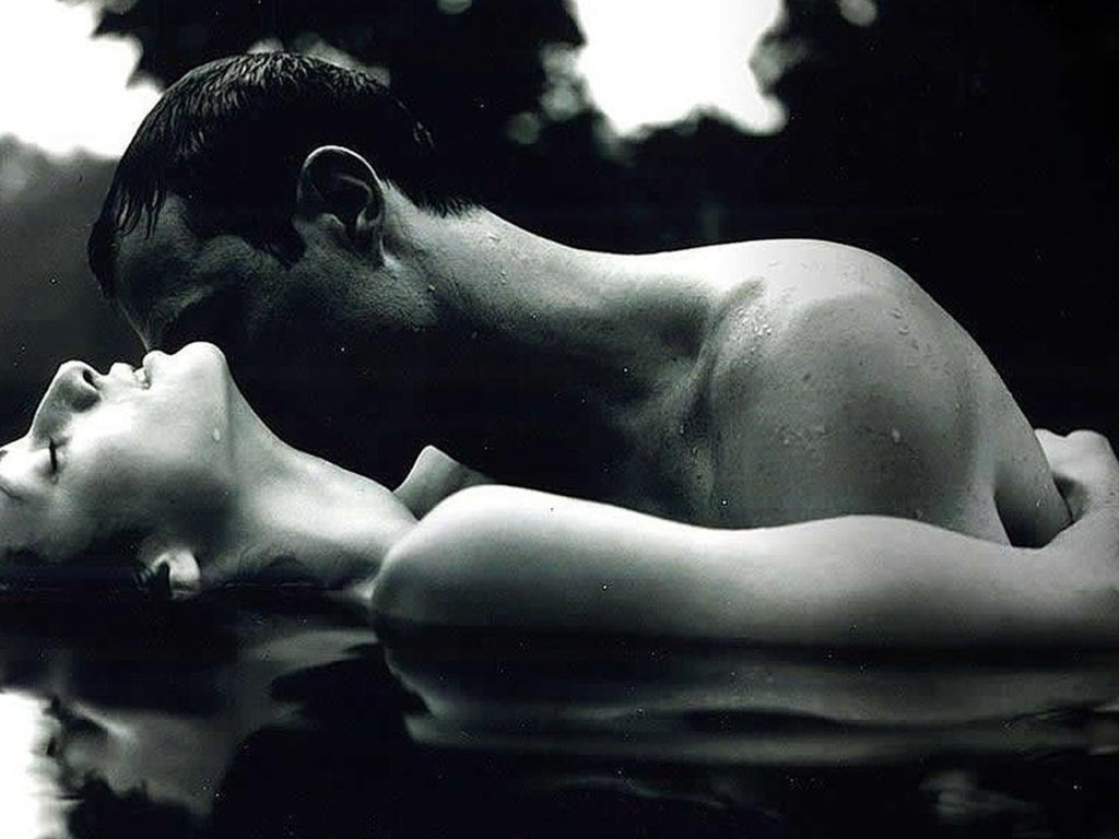 Обои пара, в воде, влюбленная, целуется, pair, in the water, love, kisses разрешение 1920x1080 Загрузить