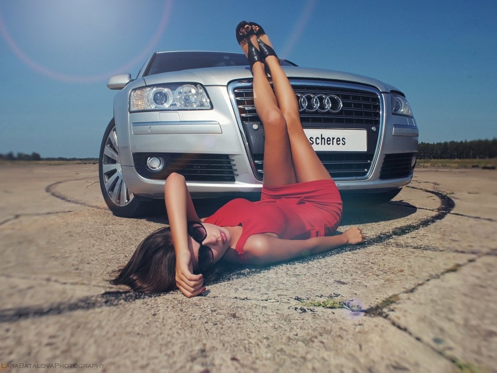 Обои девушка, фон, взгляд, ножки, автомобиль, girl, background, look, legs, car разрешение 2560x1714 Загрузить