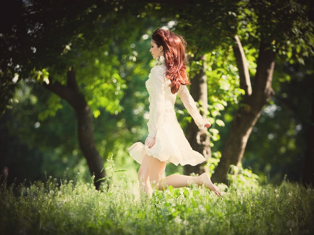 Обои лес, девушка, настроение, бег, женщина, шатенка, forest, girl, mood, running, woman, brown hair разрешение 1920x1200 Загрузить