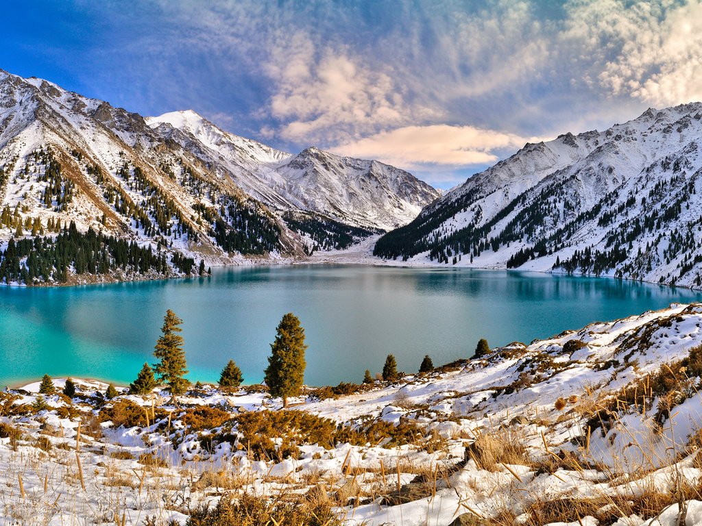 Обои озеро, горы, снег, природа, зима, голубая вода, lake, mountains, snow, nature, winter, blue water разрешение 2560x1440 Загрузить