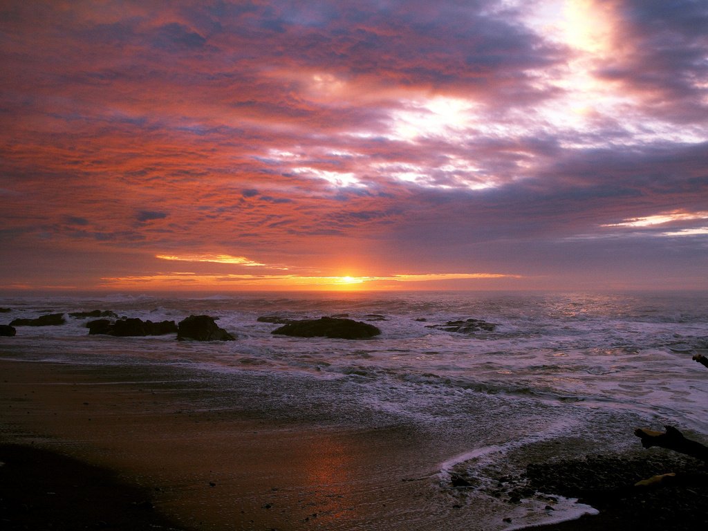 Обои камни, волны, закат, тучи, море, пляж, stones, wave, sunset, clouds, sea, beach разрешение 2048x1365 Загрузить