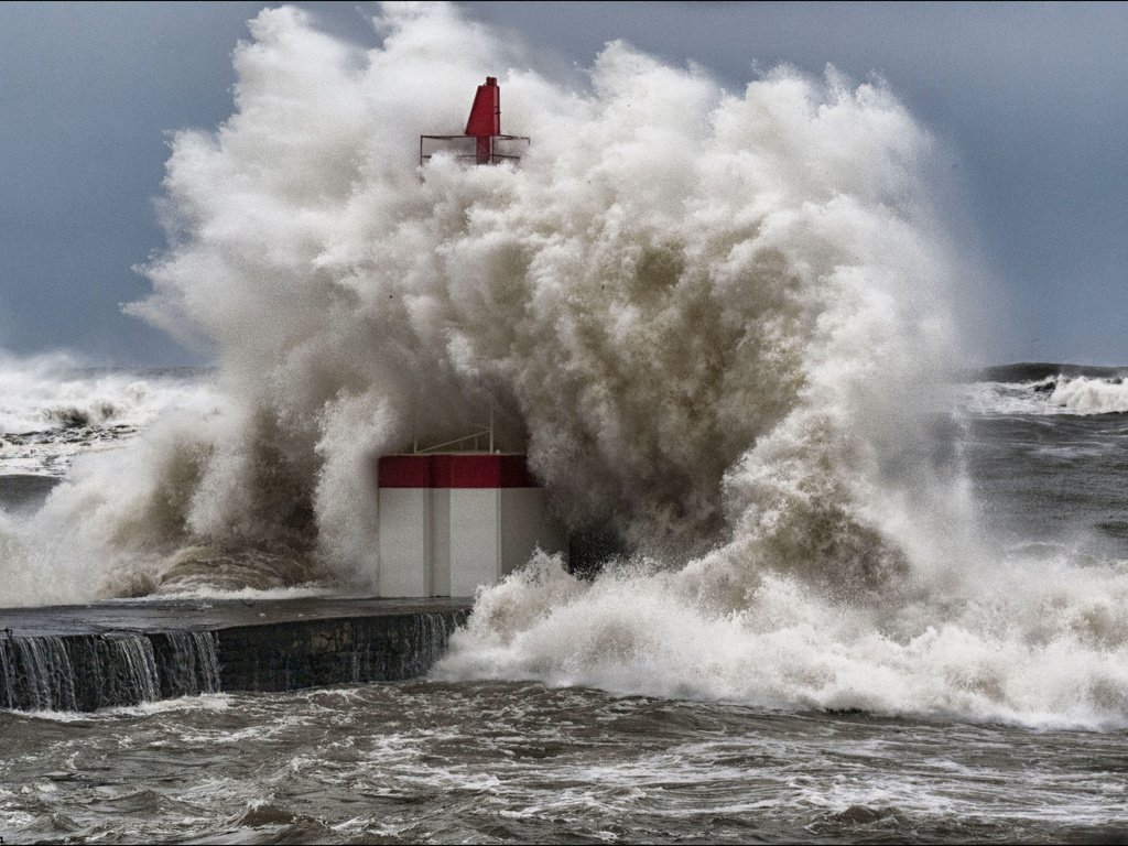 Обои море, маяк, волна, причал, океан, шторм, пена, sea, lighthouse, wave, pier, the ocean, storm, foam разрешение 3466x2311 Загрузить