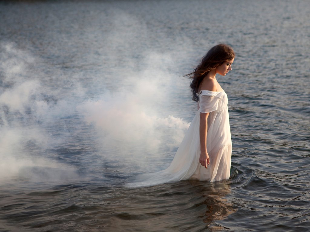 Обои вода, девушка, платье, дым, шатенка, water, girl, dress, smoke, brown hair разрешение 4759x2848 Загрузить