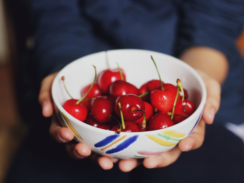 Обои черешня, ягоды, много, руки, тарелка, ладони, миска, cherry, berries, a lot, hands, plate, palm, bowl разрешение 5184x3456 Загрузить